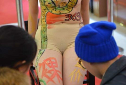 美女裸奔视频,美女视频引发网络热议